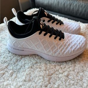APL Techloom Phantom - white & black - women’s size 10